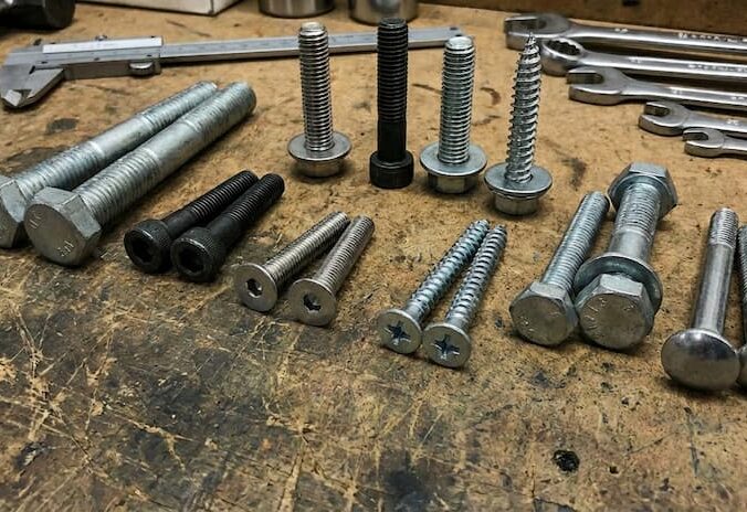 Tipos de parafusos industriais e suas aplicações na linha de produção